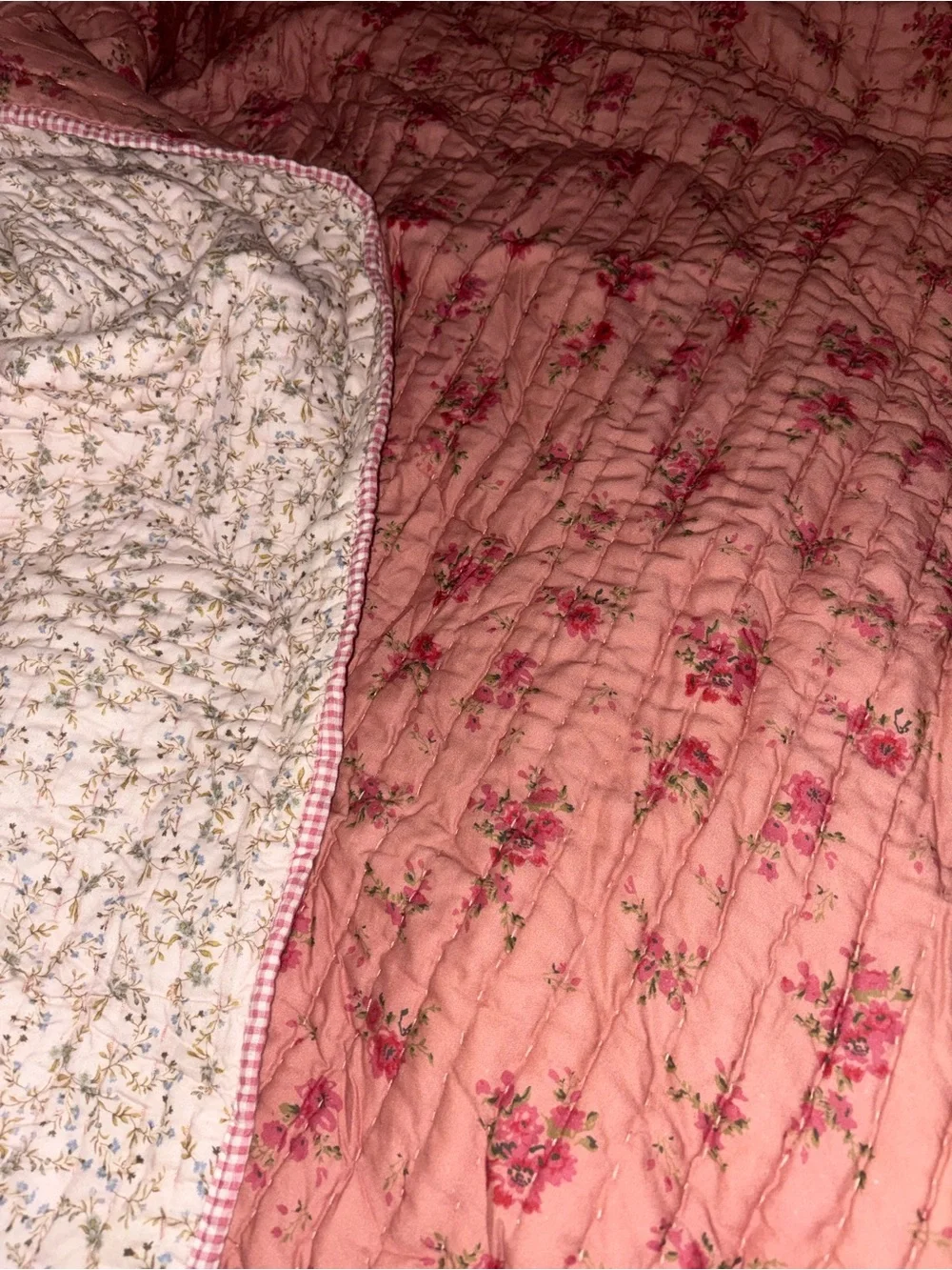 Reversible Floral Quilted Bedspread in Pink and Cream